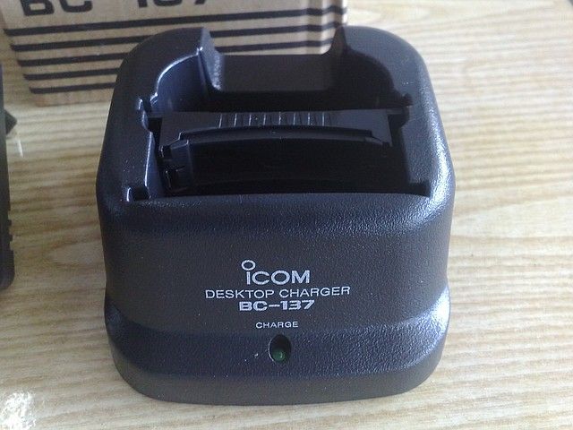 BC-137 зарядний ус-для радіостанцій ICOM
